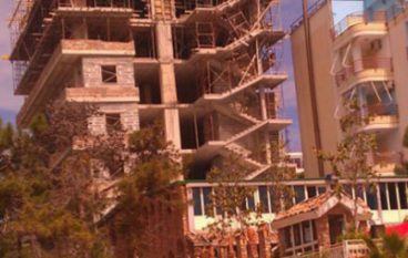 Gjirokastra e “mallkuar” nga shembjet. Nga 2001 deri sot banorët “orë e minutë” jashtë banesave