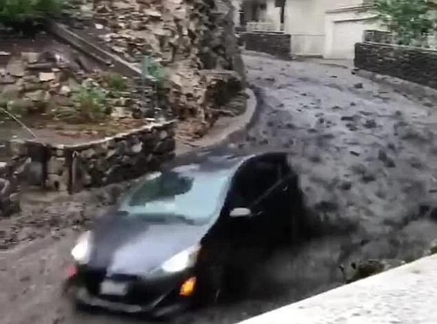 VIDEOJA TMERRUESE/ Si shpëtuan nga përroi i rrëmbyeshëm çifti. I mori me gjithë makinë
