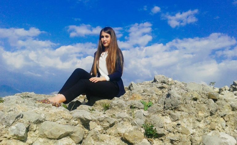 E dinin të plagosur deri sa erdhën në Tiranë. Si e morën vesh prindërit e Arielës vdekjen e saj