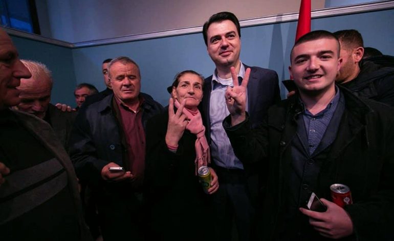 FOTOT/ Basha “josh” laçianët me kanoçe birre dhe lëngjesh për protestën e 27 janarit…!