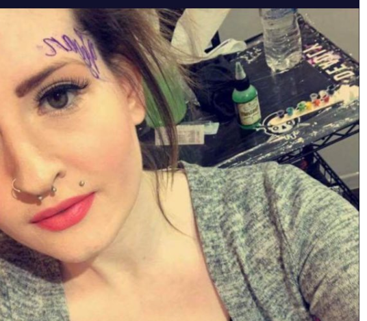 Ja kush është gruaja me tatuazhin më të çuditshëm në fytyrë (FOTO)