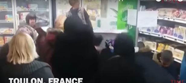 ‘Nutella’ ul çmimet ndërsa supermarketi përfundon në kaos (VIDEO)