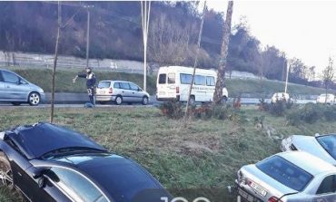 FOTOLAJM/ Aksident në autostradë, tre makina përfundojnë në kanal