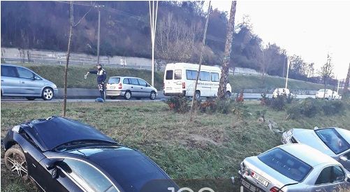 FOTOLAJM/ Aksident në autostradë, tre makina përfundojnë në kanal