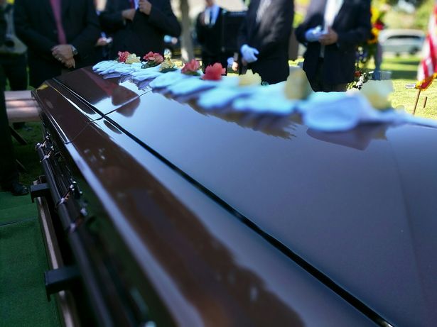 E çuditshme: Një nënë e vdekur “lind” fëmijën në ditën e varrimit