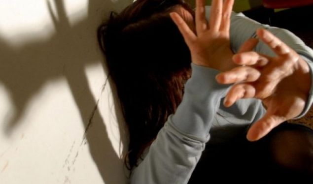 “Tërbohet” vjehrri 74 vjeçar i bën gjëmën nuses së re në shtëpi