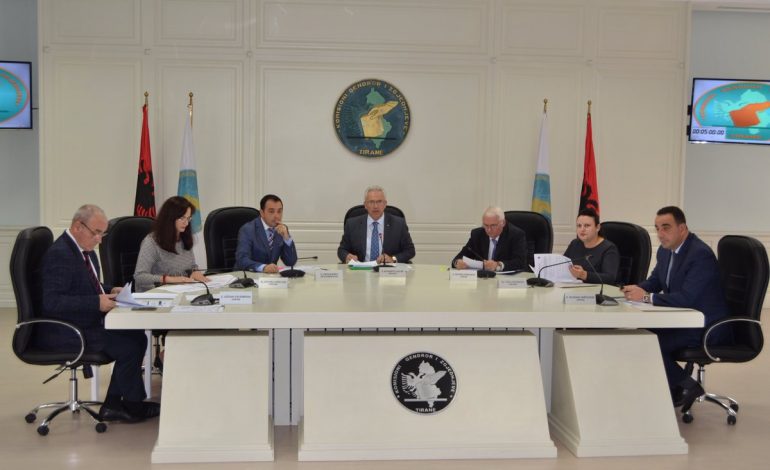 DEKRIMINALIZIMI/ Kush janë dhe pse NUK votuan DY anëtarët e KQZ për heqjen e mandateve të 2 deputetëve