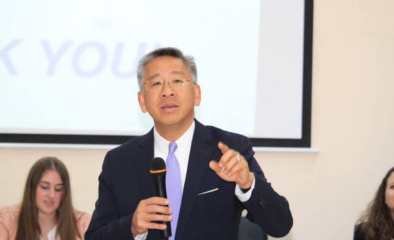 Zbulohen prapaskenat, Donald Lu takim me 3 partitë para heqjes së mandatit të 2 deputetëve
