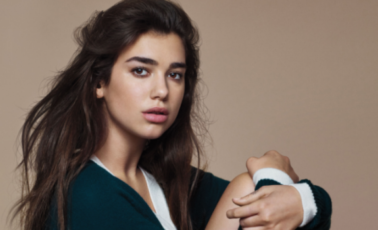 (FOTO) Dua Lipa ekspozohet në rrjetet sociale, filmohet me të brendshme në shtrat