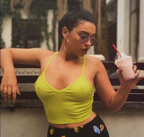 “Në mes të dëborës me të brendshme seksi”, ish-prezantuesja që po i luan “fenë” Instagramit