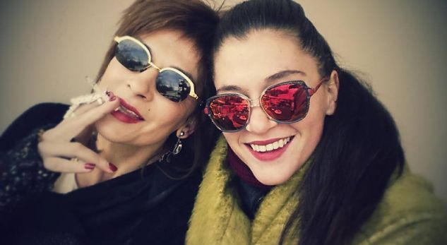 Sara nuk e “vret” fare mendjen për mamanë e saj! Vazhdon dhe publikon foto thuajse nudo