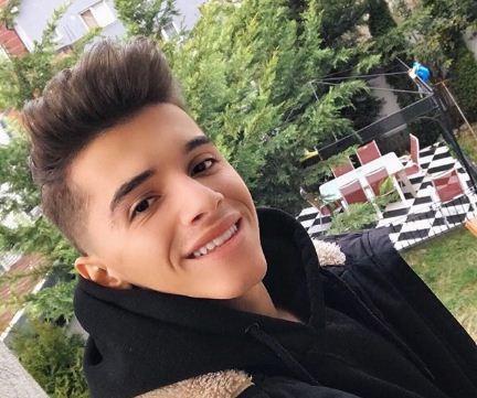 “Ç’paskan qenë këta në Kosovë …”, Endri i vogël i bën për ujë të ftohtë ish-kolegët (FOTO)