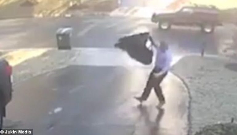 VIDEO/ Siç po ecte në rrugë burri rrëshket dhe rrëzohet në formë të tmerrshme