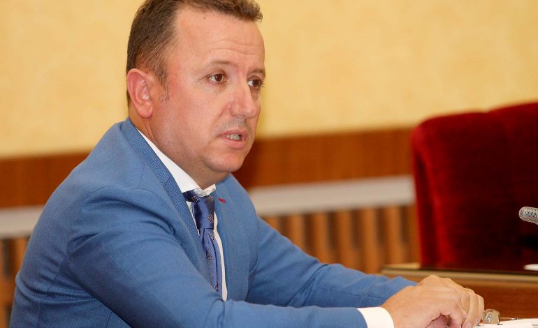 E FUNDIT/ Ish ministri Eduard Halimi dorëzon mandatin e deputetit. ARSYEJA? Një projekt privat (DEKLARATA)