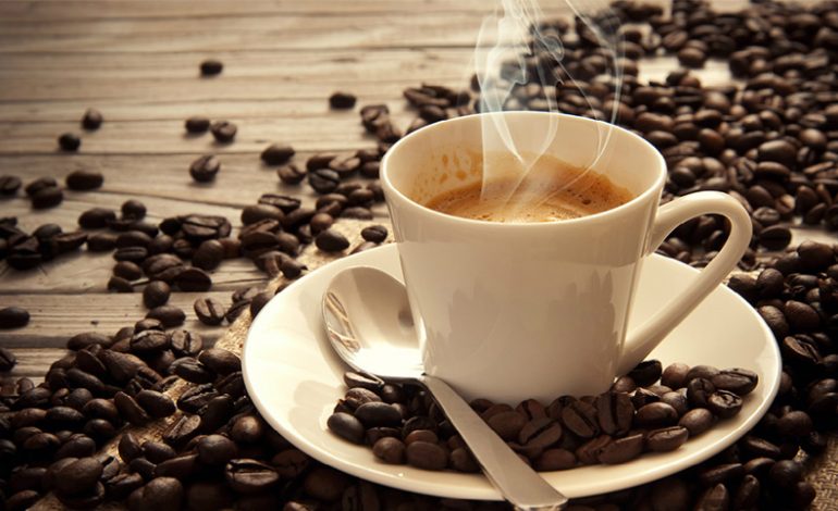 Pini 3 kafe në ditë? Zbuloni çfarë të mirash i ndodhin trupit tuaj