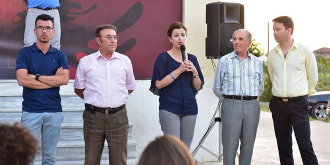 VIDEOJA “BOMBASTIKE”/ Deputetja demokrate RRËZOHET KEQ në shkallët e Parlamentit (FOTO)