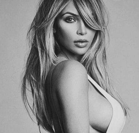 “Edhe nënë edhe i bën këto gjëra”, Kim Kardashian pi qumësht pa rroba (FOTO)