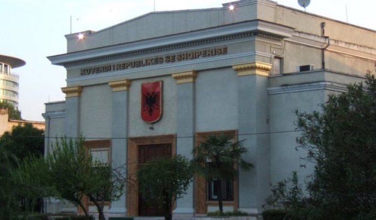 NISJA E SESIONIT PARLAMENTAR/ Grupet e PARTIVE mblidhen për diskutime. Ja ku do të FOKUSOHEN