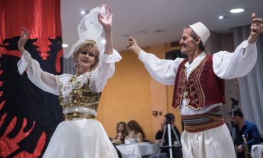 DEKORIMI/ Bëhen "Nderi i Kombit" edhe kërcimtarët e famshëm, Liljana Cingu dhe Rexhep Çeliku