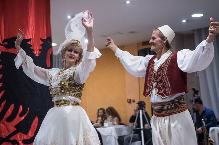 DEKORIMI/ Bëhen “Nderi i Kombit” edhe kërcimtarët e famshëm, Liljana Cingu dhe Rexhep Çeliku