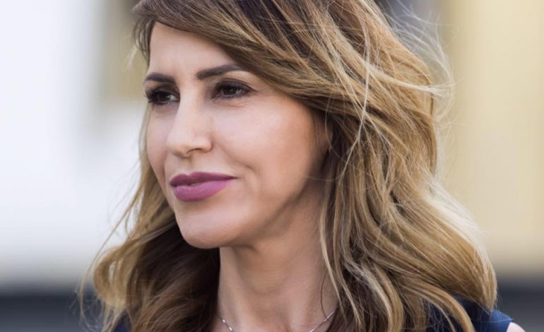Majlinda Bregu zbulon çfarë i ka rezervuar fati për vitin 2018 (FOTO)