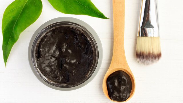 Vajza pas festave maska “DETOX” do t’ju shpëtojë nga acarimi i lëkurës