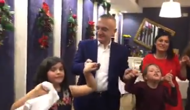 VIDEO: “Nga të kemi ty o trim, me opingë e pi rakinë!” Meta vijon vallet në Korçë, nuk mungon Fahri Balliu