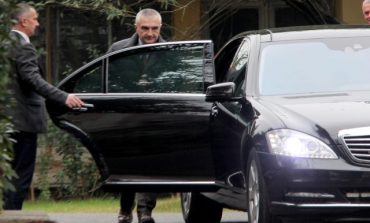 DOKUMENTI/ Presidenti Ilir Meta i bën dhuratë vetes makinë mbi çerek milioni dollarë për Vitin e Ri
