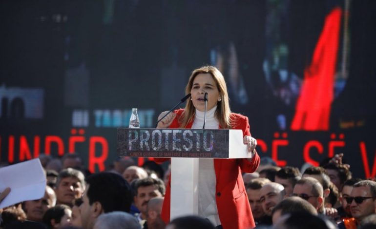 PROTESTA/ Kryemadhi: Rama urren vendin e tij. Ai tallet me FLAMURIN tonë!