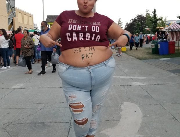 “Nuk dh*es për mendimet e njerëzve”, 23 vjeçarja që rrëfen tmerrin pas paragjykimeve si obeze (FOTO)
