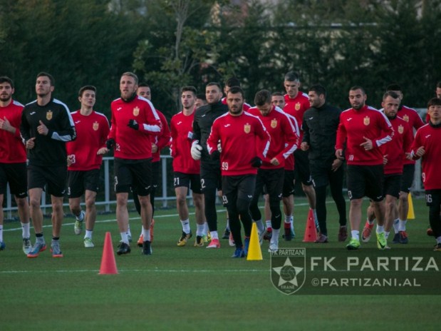 E afroi si talent, Partizani largon mesfushorin e njohur