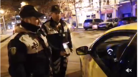 Të dehur në timon dhe me shpejtësi mbi normat. Policia shoqëron shoferët dhe pezullon 17 patenta