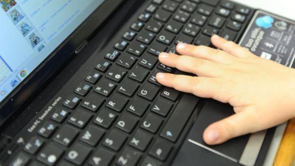 Gjobë deri në 10 mijë euro për prindërit që publikojnë fotot e fëmijëve në Web