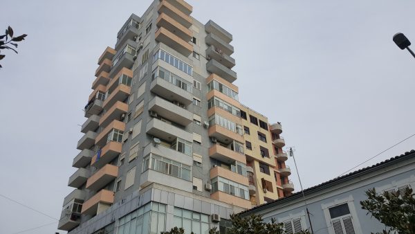 A ia vlen të blini shtëpi tani? Shtrenjtimi i apartamenteve ul kthimin e investimit nga qiratë në Tiranë