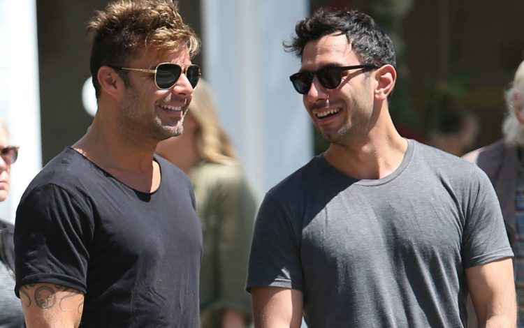 “Në një dhomë hoteli lakuriq”, Ricky Martin po shijon ditët me partnerin e tij (FOTO)