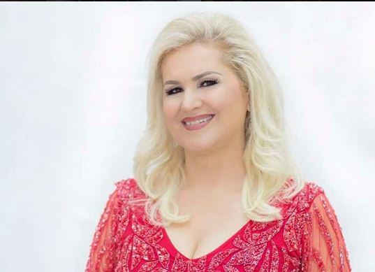 “Ditëlindje me tortë ari”, ja si festoi këngëtarja kosovare mbrëmjen e djeshme (FOTO)