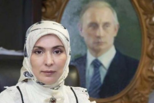 Gruaja e një myftiu gati për t’u përballur me Putinin në zgjedhje