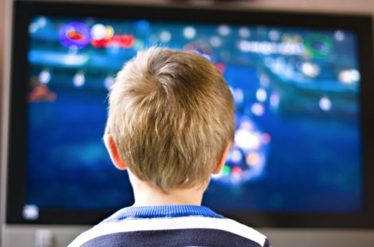 Sa të mbrojtur janë fëmijët nga televizioni? Kujdes, çdo prind duhet të njihet me këto këshilla