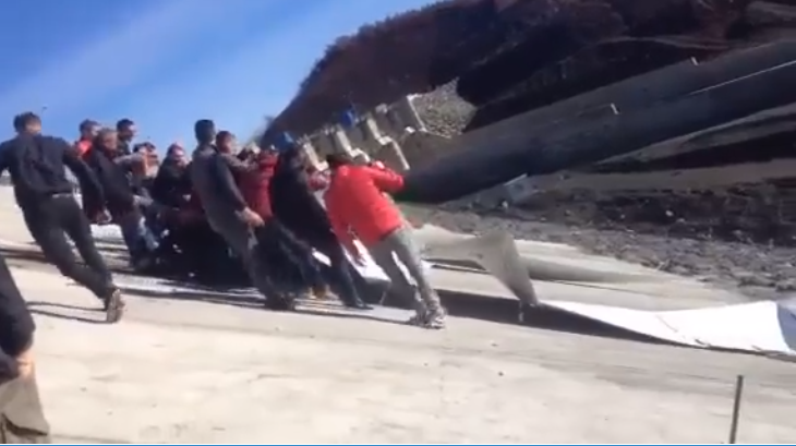 VIDEO/ Banorët e Mirditës heqin flamurin turk nga diga e hidrocentralit