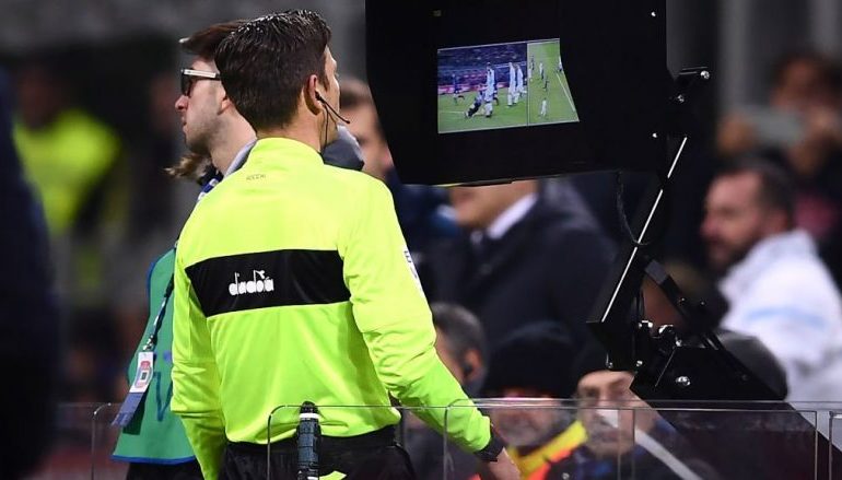 Capello: VAR-i përmirësohet me vendosjen e një trajneri pranë zyrtarëve në kabinë