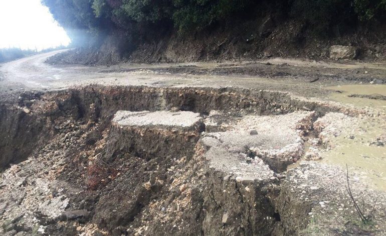 PAMJET E TMERRSHME/ Fshati SENICË pa asnjë metër rrugë kalimi. Shembjet e 2017 shkak i bllokimit (FOTO)