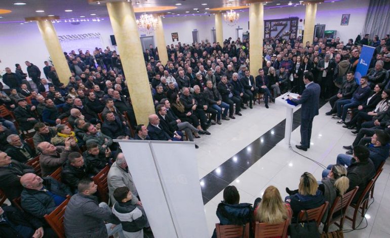Basha “qan hallet” me qytetarët e Vaut të Dejës: Hajdeni me 27 janar se mund të bëjmë diçka