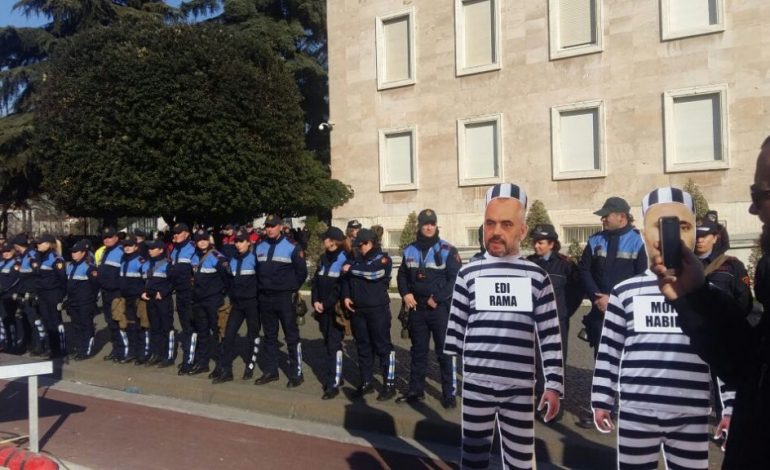 Pas protestës “plasin” lëvdatat nga të katër anët/ Fatmir Xhafaj, i dërgon një falenderim opozitës