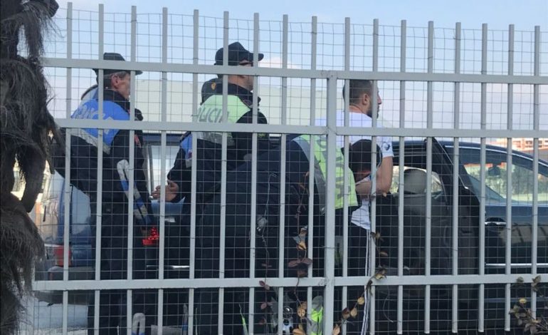 EKSKLUZIVE/ Priste motrën para shkollës. Policia e GJAKOS dhe e TËRHEQ zvarrë në furgon (VIDEO)