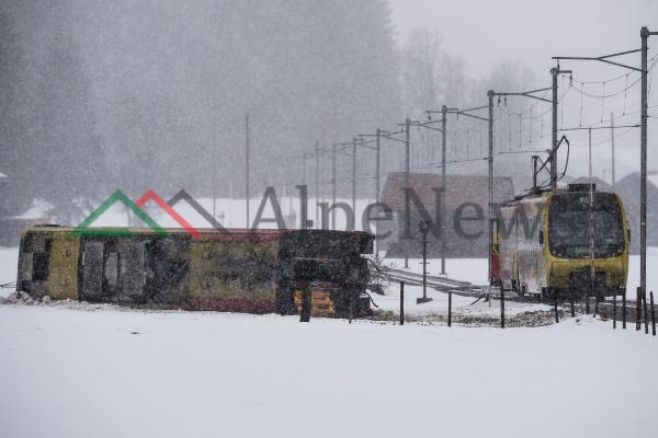 ZVICËR/ Era e fuqishme nxjerr trenin nga binarët, 8 persona të lënduar (FOTO)