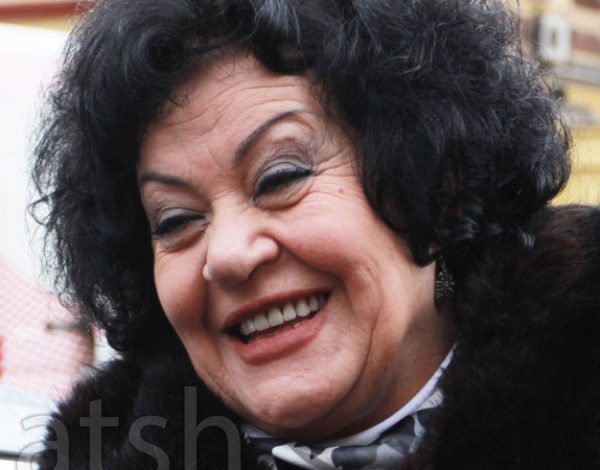 Zyliha Miloti, aktorja e të gjitha roleve dhe ikona e humorit feston 72-vjetorin e lindjes