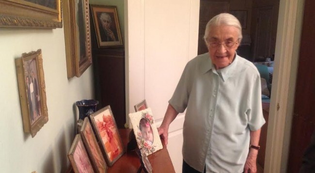 FOTO/ Pas lajmit për vdekjen e saj, rishfaqet Nexhmije Hoxha. Ja si feston Vitin e Ri me familjen