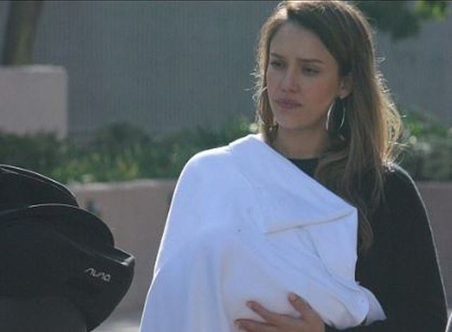 Me bebin 8 ditësh në krahë, Jessica Alba duket sikur s’ka lindur kurrë (FOTO)
