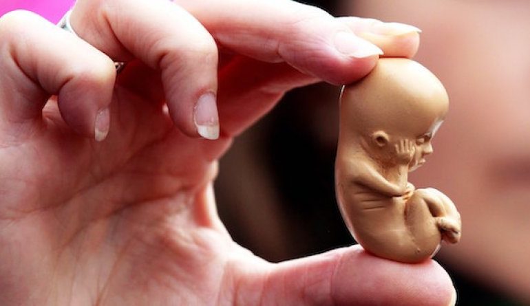 SKANDALI/ Këshilli i Europës: Gratë në Shqipëri preferojnë ABORTIN nëse mësojnë se do lindin VAJZË