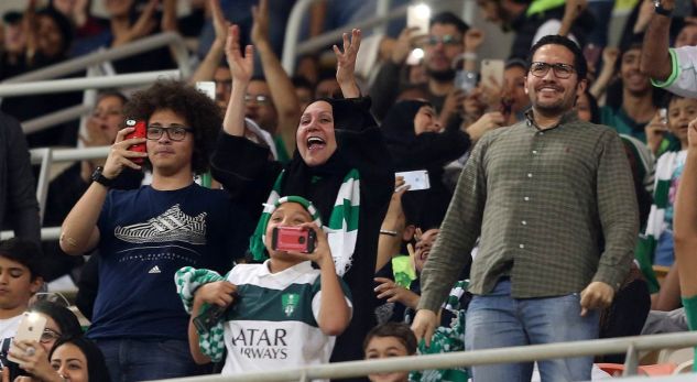 Arabia Saudite thyen tabunë, gratë për herë të parë në stadium